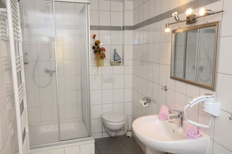 Grand Apartment, Garden View | Bathroom | Shower, free toiletries, hair dryer, towels