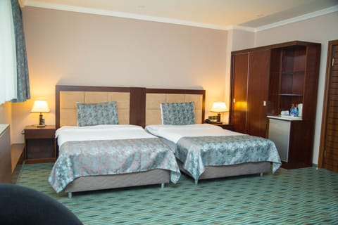 Deluxe Twin Room, Sea View | Premium bedding, in-room safe, desk, blackout drapes