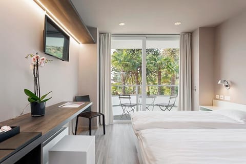 Hypo-allergenic bedding, down comforters, free WiFi