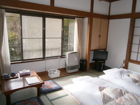 Japanese-style Twin Room, Shared Bathroom | Desk, free WiFi