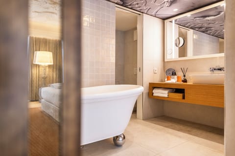 Honeymoon Suite with Spa access | Bathroom | Free toiletries, hair dryer, bathrobes, slippers