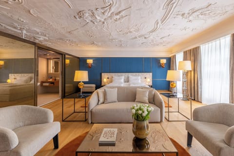 Honeymoon Suite with Spa access | Minibar, in-room safe, individually furnished, desk