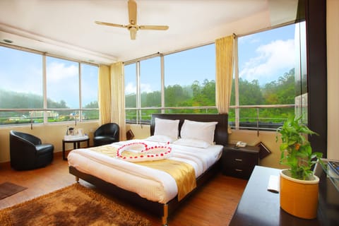 Premium Suite, 1 Bedroom | Egyptian cotton sheets, premium bedding, minibar, desk