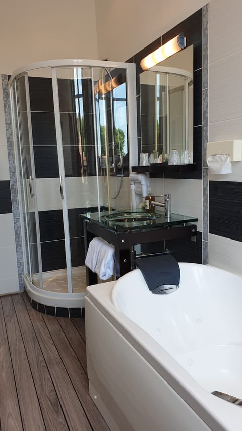 Superior Double Room (Cathedral View) | Bathroom | Hair dryer, towels