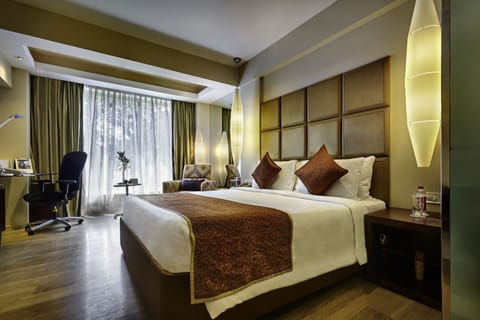 Deluxe Room, 1 King Bed | Premium bedding, minibar, in-room safe, desk