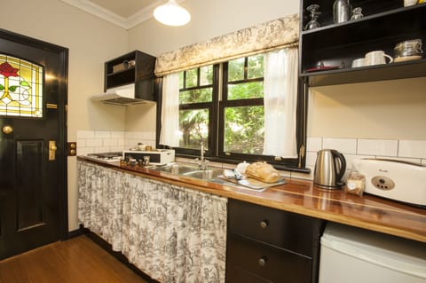 Premium Cottage, 1 Bedroom (Merrow Cottage) | Private kitchen | Fridge, microwave, stovetop, coffee/tea maker