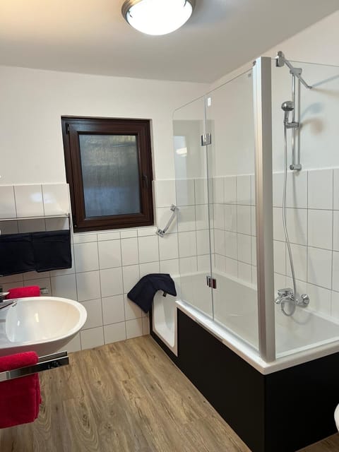 Shower, free toiletries, towels