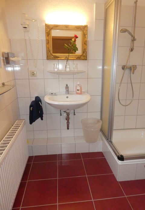 Double Room | Bathroom | Shower, free toiletries, towels