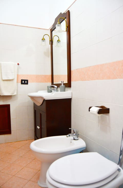 Classic Double Room, Ensuite | Bathroom | Shower, free toiletries, hair dryer, bidet