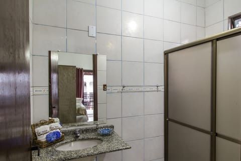 Standard Triple Room | Bathroom | Shower, hair dryer, towels