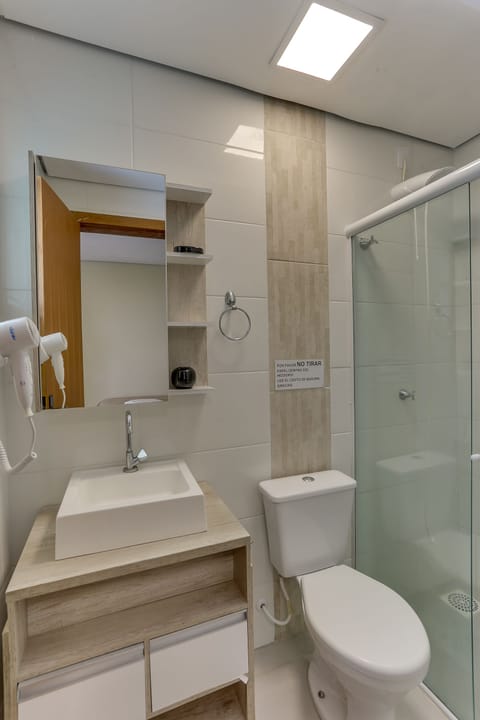 Double Room | Bathroom | Shower, free toiletries, hair dryer, towels