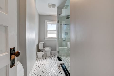 Studio Suite, 1 King Bed, Refrigerator | Bathroom | Shower, free toiletries, hair dryer, towels