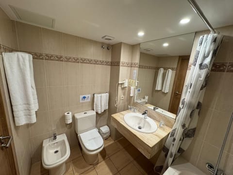 Combined shower/tub, free toiletries, hair dryer, bidet