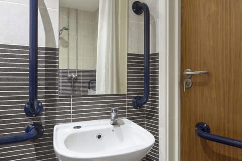 Double Room | Bathroom | Free toiletries, hair dryer, towels