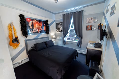 Metallica Room with Shared Bathroom | Individually decorated, individually furnished, desk, laptop workspace