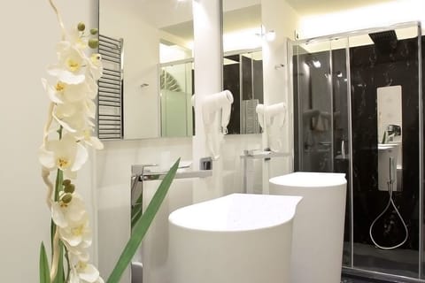 Junior Suite | Bathroom | Shower, towels