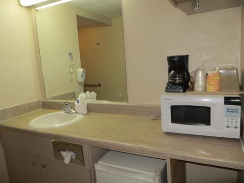 Combined shower/tub, free toiletries, hair dryer, towels