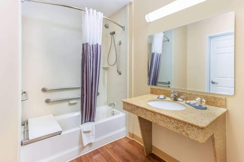 Combined shower/tub, free toiletries, hair dryer, towels