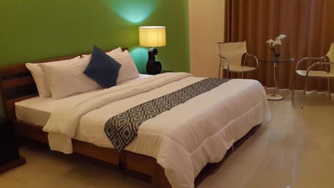 Executive Room | Desk, free WiFi, bed sheets