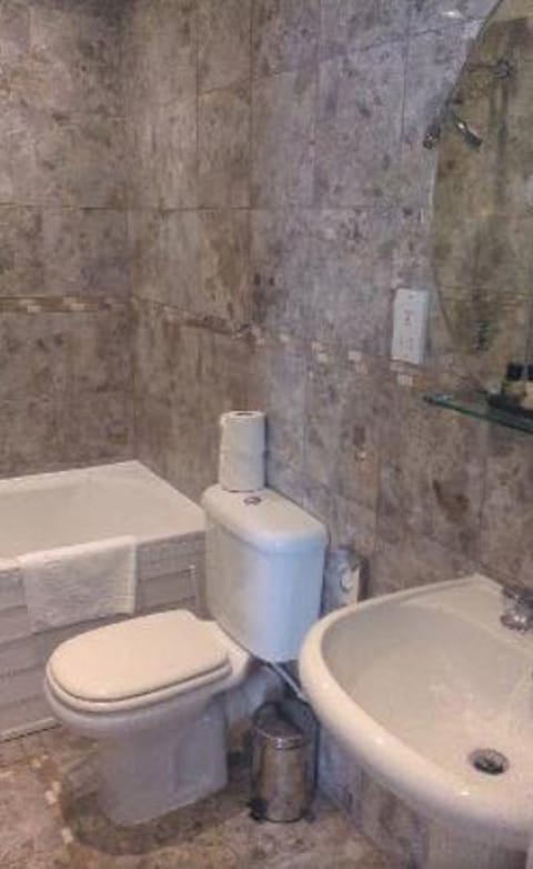 Combined shower/tub, free toiletries, towels