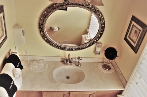 Superior King Room - Casa De Solana | Bathroom sink