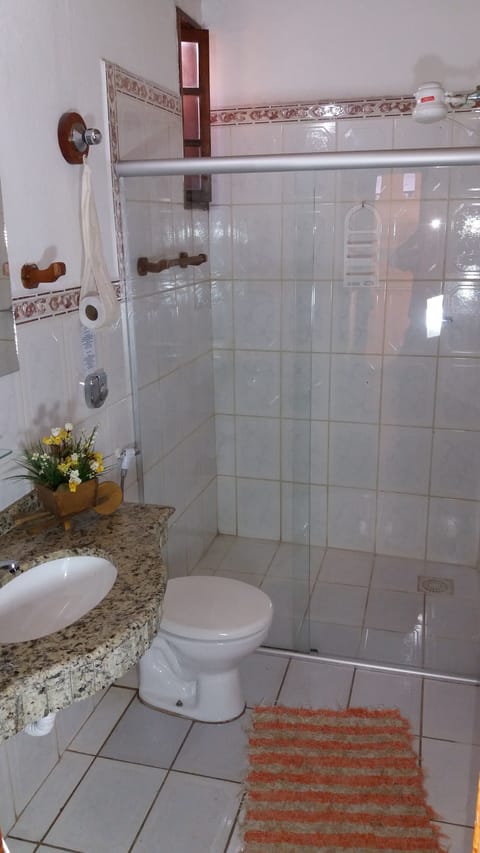 Standard Quadruple Room | Bathroom | Shower, free toiletries, hair dryer, towels