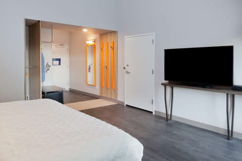 Room, 1 King Bed, Accessible (Hearing, Roll-in Shower) | Premium bedding, desk, blackout drapes, free WiFi