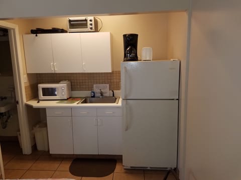 Large Efficiency | Private kitchenette | Full-size fridge, microwave, coffee/tea maker