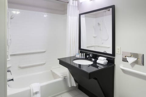 Combined shower/tub, hair dryer, towels