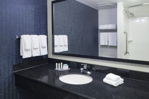 Combined shower/tub, hair dryer, towels