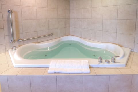 Room, Accessible | Bathroom | Combined shower/tub, hydromassage showerhead, free toiletries