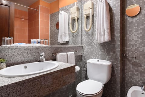 Combined shower/tub, eco-friendly toiletries, hair dryer, towels