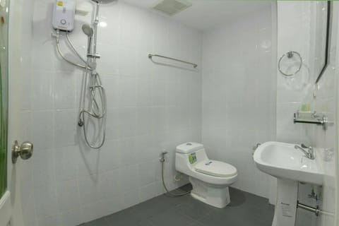 Standard Room, 1 Double Bed | Bathroom | Shower, rainfall showerhead, free toiletries, bidet