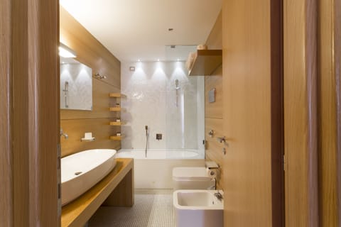 Suite | Bathroom | Free toiletries, hair dryer, slippers, towels