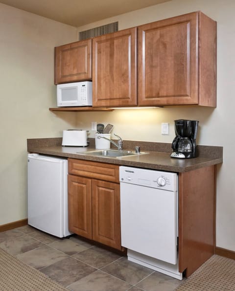 Standard Studio, Non Smoking, Kitchenette | Private kitchenette | Mini-fridge, microwave, dishwasher, coffee/tea maker