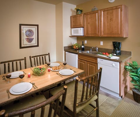 Standard Studio, Non Smoking, Kitchenette | In-room dining