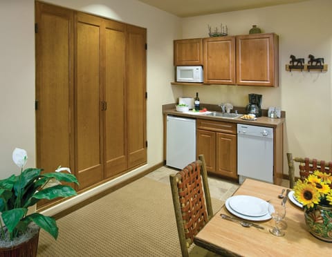 Standard Studio, Non Smoking, Kitchenette | Private kitchenette | Mini-fridge, microwave, dishwasher, coffee/tea maker