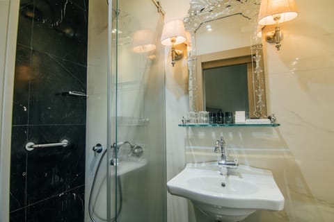 Double Room | Bathroom | Free toiletries, towels