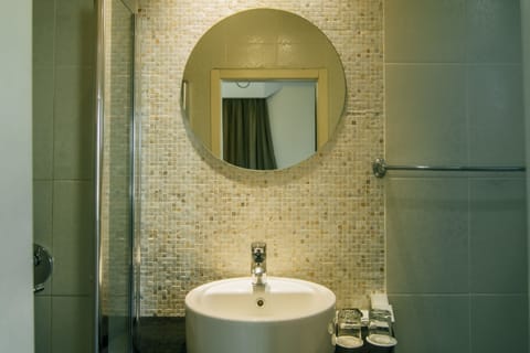 Triple Room | Bathroom sink