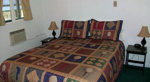 Standard Room, 1 Queen Bed, Non Smoking (Motel Room) | Bed sheets