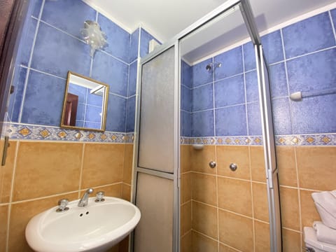 Shower, rainfall showerhead, free toiletries, hair dryer