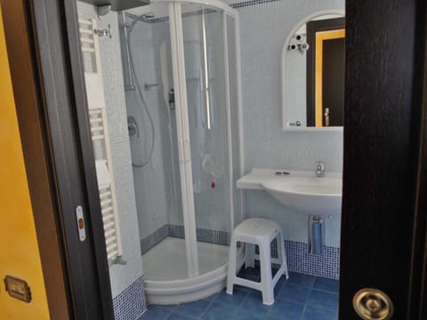 Double Room | Bathroom | Shower, free toiletries, hair dryer, bidet