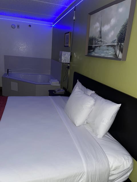 Deluxe Suite, 1 Double Bed, Non Smoking, Hot Tub | Pillowtop beds, blackout drapes, free WiFi, bed sheets