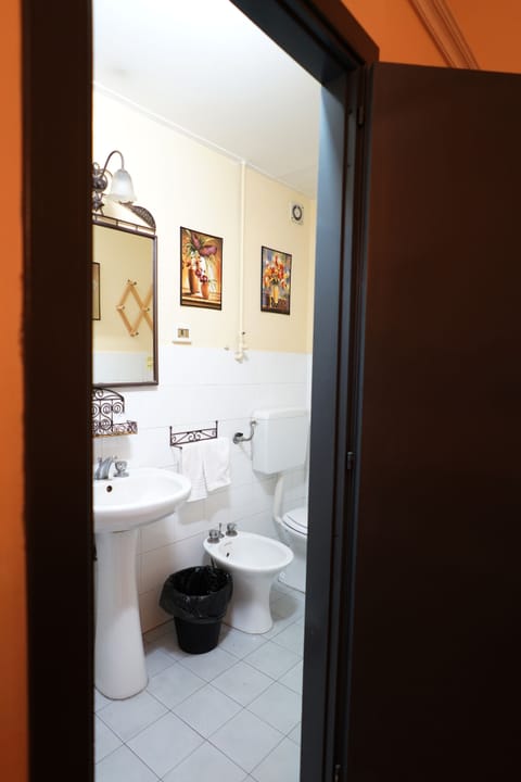 Standard Twin Room | Bathroom | Shower, free toiletries, hair dryer, bidet