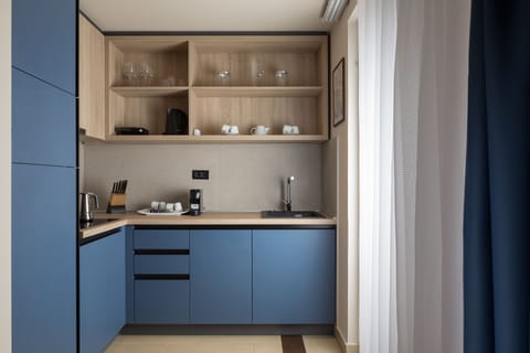 Superior Villa | Private kitchen | Fridge, microwave, stovetop, coffee/tea maker