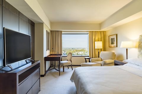 Club Suite, 1 King Bed (Gobernador) | Premium bedding, down comforters, pillowtop beds, minibar