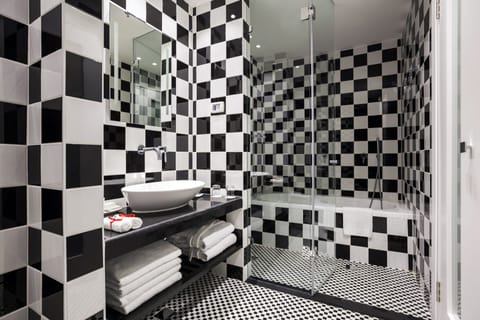 Superior Room | Bathroom | Shower, rainfall showerhead, hair dryer, towels