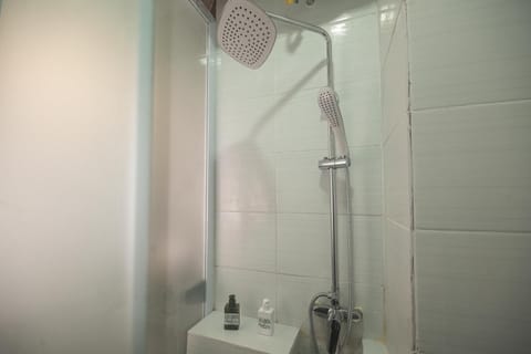 Shower, rainfall showerhead, free toiletries, towels