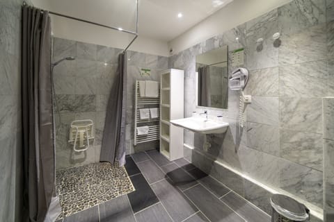 Deluxe Double Room, 1 Double or 2 Twin Beds | Bathroom | Bathtub, hair dryer, towels