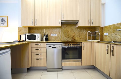 Apartment, 3 Bedrooms, Courtyard Area (Remolars 2) | Private kitchen | Fridge, microwave, oven, stovetop